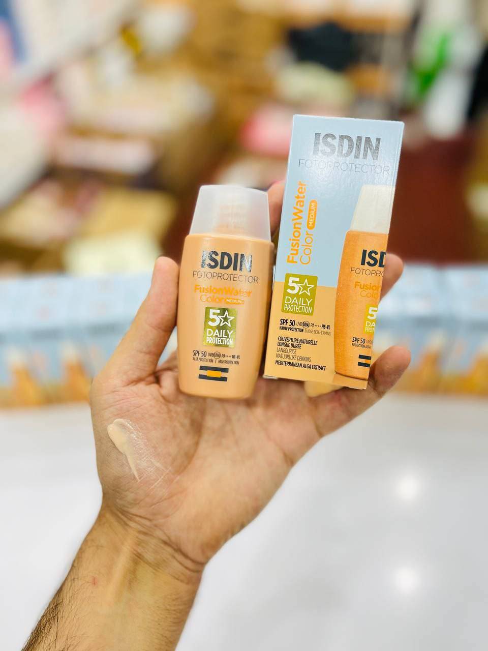 ضد آفتاب رنگی فیوژن واتر رنگ لایت ایزدین spf 50